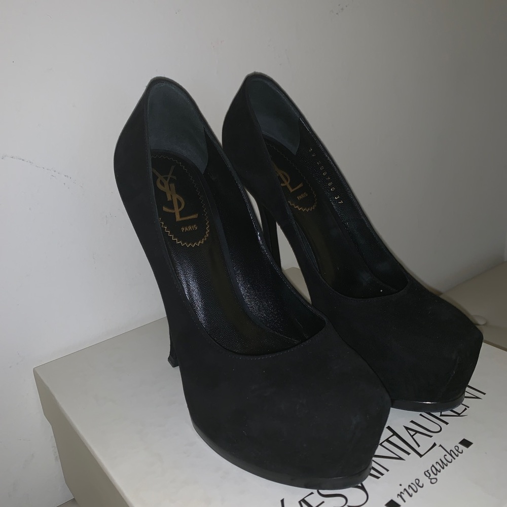 Yves Saint Laurent Black Pumps